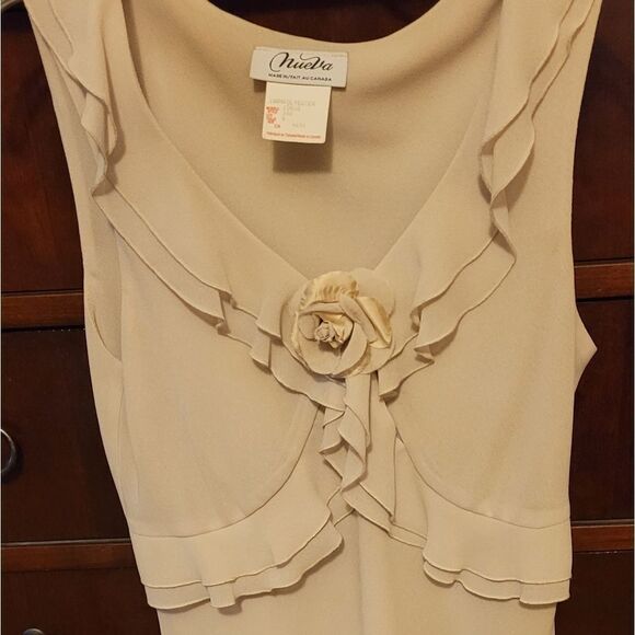 BEIGE RUFFLED V-NECK SLEEVELESS BLOUSE W/ FLOWER - Picture 1 of 4